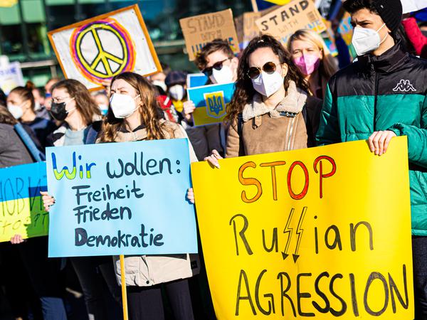 Junge Menschen protestieren im Februar 2022 in Hannover getgen den Angriff auf die Ukraine.