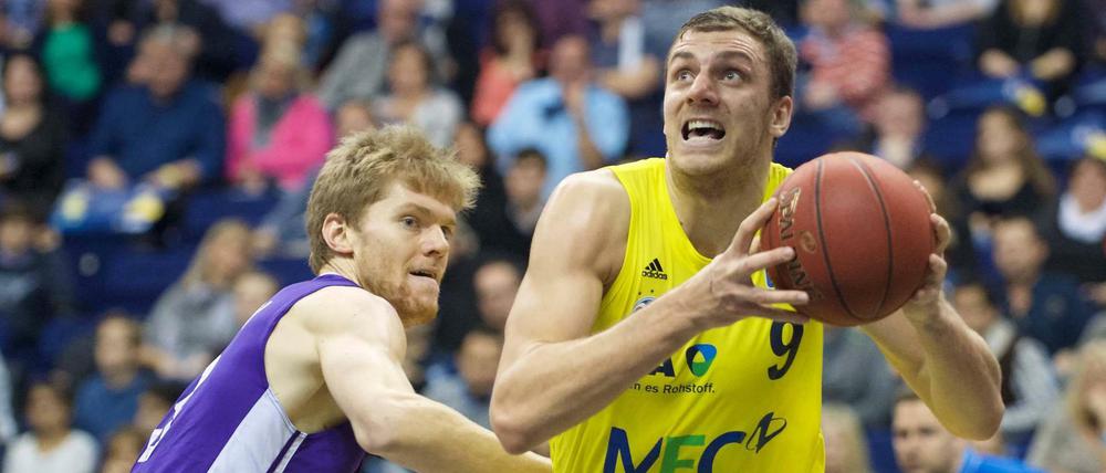 Der Blick geht nach oben, die Form auch? Elmedin Kikanovic zieht gegen Göttingen zum Korb.