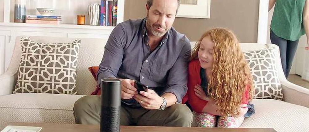 Lauscher im Wohnzimmer. Was wie eine schwarze Chipsdose aussieht, ist ein digitaler Butler, der auf Fragen antwortet.