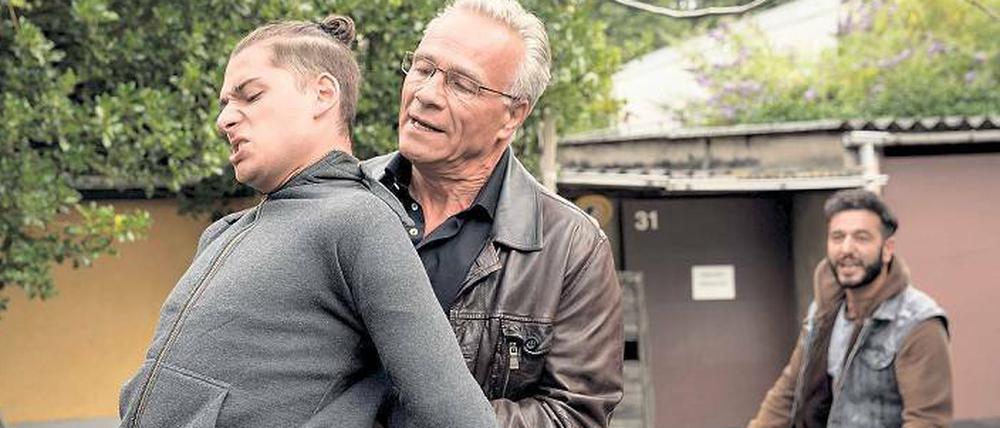 Ziemlich verdächtig. Kommissar Max Ballauf (Klaus J. Behrendt, Mitte) hat den Flüchtenden Khalid Hamidi (Samy Abdel Fattah, l.) geschnappt.