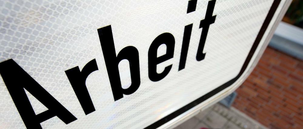 Ein Mann geht an einem Schild der Bundesagentur für Arbeit in Hannover (Niedersachsen) vorbei.