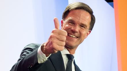 Der amtierende Ministerpräsident und Wahlgewinner Mark Rutte lacht am 15.03.2017 in Den Haag (Niederlande) bei einer Wahlparty seiner Partei VVD.