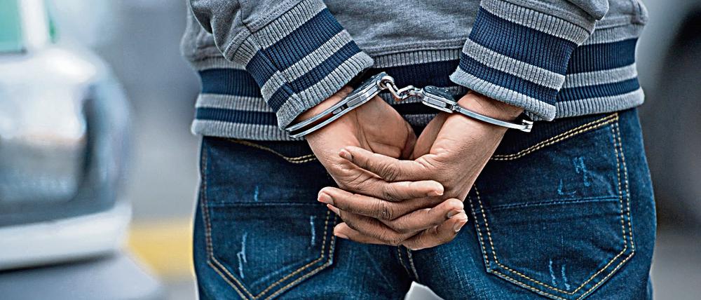 Ein vorläufig festgenommener, mutmaßlicher Krimineller.