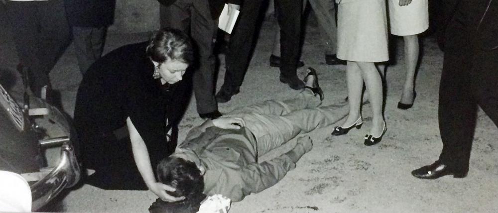 Ein Polizeifotograf machte am 2. Juni 1967 dieses Bild vom sterbenden Benno Ohnesorg.