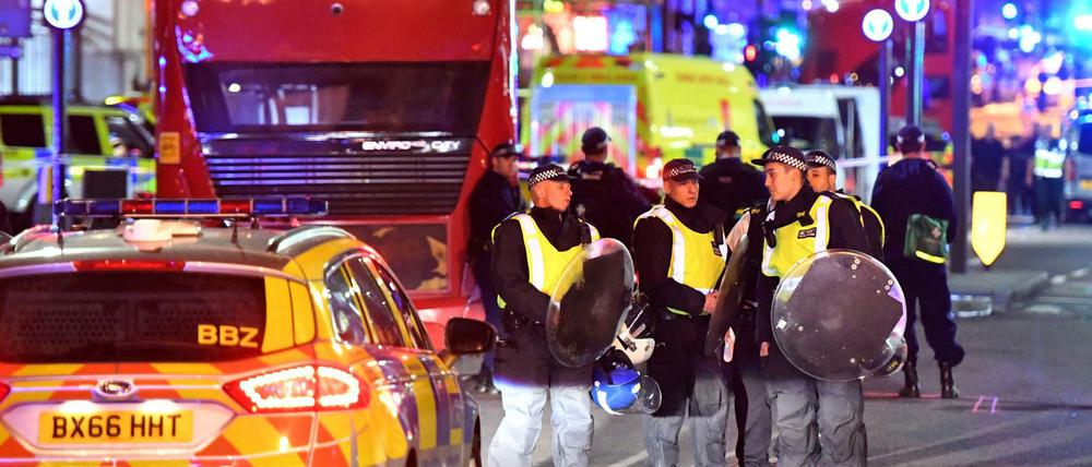 Polizisten mit Schutzschildern in der Borough High Street in London.