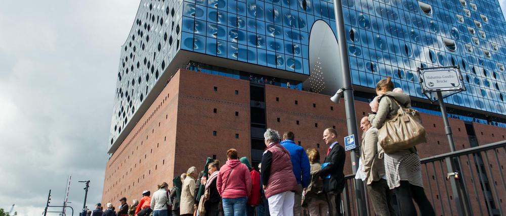 Zahlreiche Personen warten am Montag den 12.06.2017 in Hamburg vor der Elbphilharmonie, um Karten für die kommende Saison zu ergattern. Schon in den frühen Morgenstunden hatten sich Menschenschlangen gebildet.