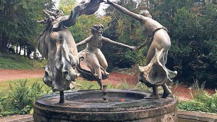 Ringelreihn am Beckenrand. Walter Schotts „Drei tanzende Mädchen“.