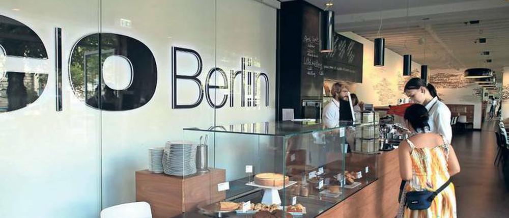 Zwischenwelt. Draußen braust der Verkehr um den Zoo herum, drinnen trinken sie Aperol Spritz auf traurige Fotos.