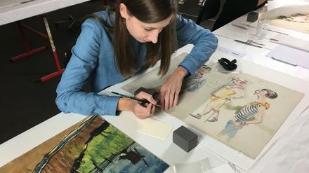 Restaurateurinnen arbeiten im Kunstmuseum Bern an der Erhaltung von Werken aus dem Gurlitt-Nachlass.