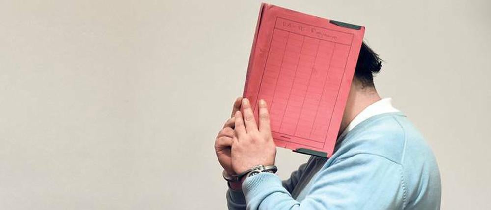 Der Pfleger Niels H. verbarg beim Prozess vor zwei Jahren sein Gesicht.