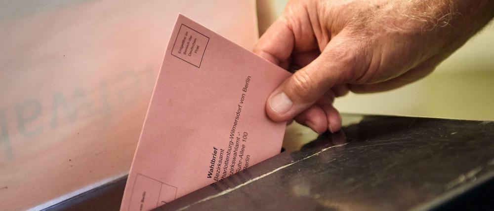 Erster Tag der Briefwahl in einem Wahllokal im Stadtteil Charlottenburg-Wilmersdorf.