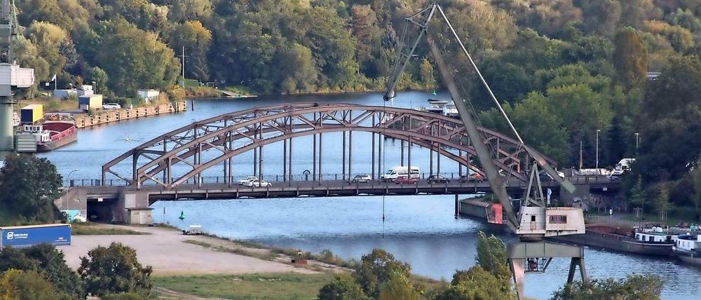 Der Oberhafen vor der Schulenburgbrücke soll zum Umschlagplatz für Schwerlasten werden.