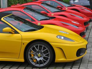 Anlass zur Razzia ist die Vermietung von Luxusautos (Symbolbild).