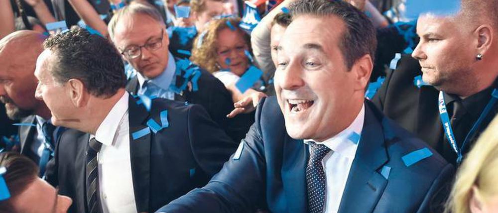 Blaumann. Eine seiner Ausflüchte ist zum geflügelten Wort geworden. Angesprochen auf einen von ihm gezeigten Kühnen-Gruß antwortete Heinz-Christian Strache: „Ich wollte drei Bier bestellen.“