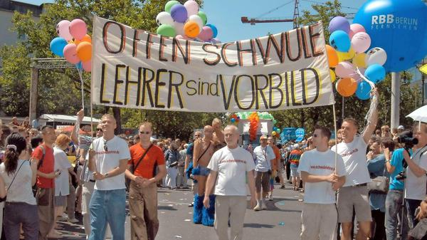 Out and proud in der Schule. Schwule Lehrer beim Christopher Street Day.