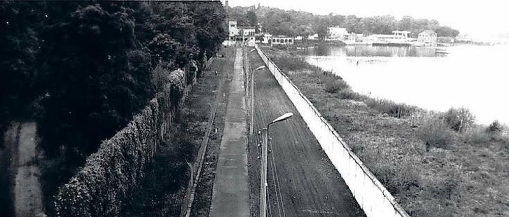 Kein Durchkommen. DDR-Grenzanlagen am Jungfernsee in Potsdam, hinten ist die Meierei zu erkennen.