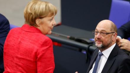 Im Gespräch: Bundeskanzlerin Angela Merkel und SPD-Chef Martin Schulz am Dienstag im Bundestag.