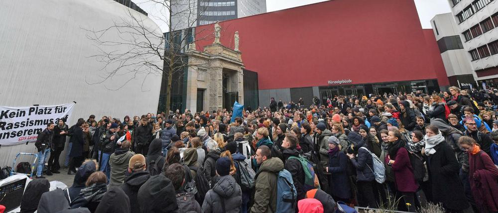 "Rauscher, rausch ab" - unter diesem Motto wird seit Tagen an der Universität Leipzig gegen den Jura-Professor Thomas Rauscher demonstriert.