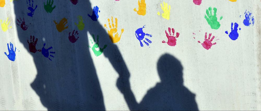 Wenn der andere Elternteil nicht zahlt, übernimmt erstmal das Amt den Unterhalt.