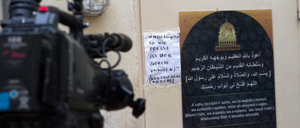 Rückzug aus der Öffentlichkeit. Eine Fernsehkamera vor einem Eingang zur Fussilet-Moschee in Moabit.