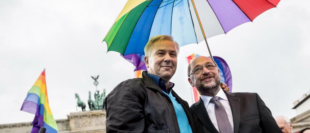 Freunde der Regenbogen-Kultur: Die Sozialdemokraten Klaus Wowereit und Martin Schulz feiern im Juni die Ehe für alle.