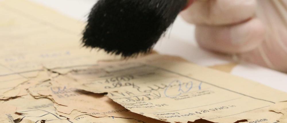 Mühsame Handarbeit: Die Rekonstruktion der Stasi-Akten ist aufwendig - nicht nur technisch.