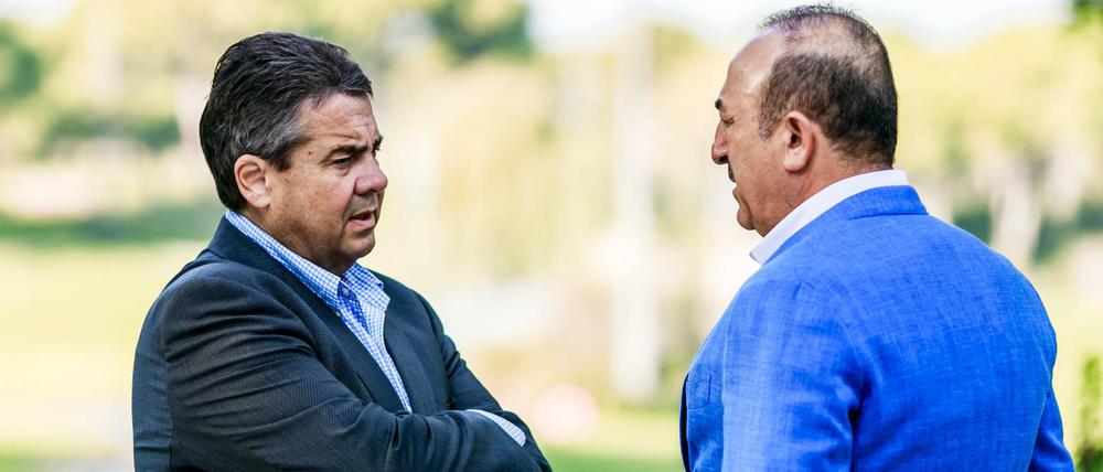 Sonnenscheindiplomatie: Anfang November besuchte Außenminister Sigmar Gabriel (SPD) seinen Kollegen Mevlüt Cavusoglu in Antalya.