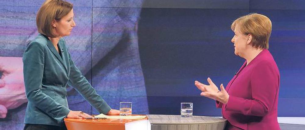 Berlin direkter. ZDF-Moderatorin Bettina Schausten (links) und Bundeskanzlerin Angela Merkel.