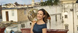 Die Hornistin Sarah Willis spielt bei den Berliner Philharmonikern. Auf Kuba hat sie das Projekt „Mozart y Mambo“ gestartet. 
