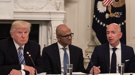 Donald Trump, Microsoft CEO Satya Nadella und Jeff Bezos im Weißen Haus.