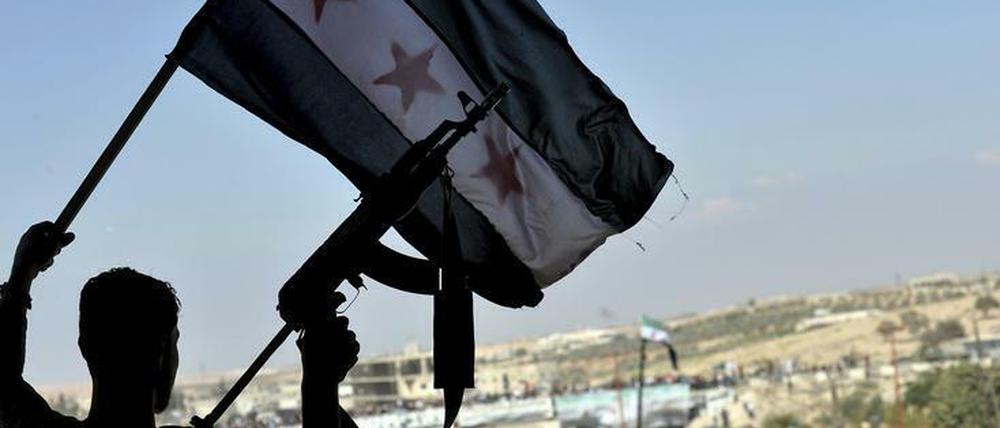 Aufständischer in Syrien. Die Fahne wird auch von der aus diversen Milizen zusammengesetzten "Freien Syrischen Armee" genutzt.