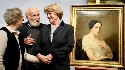 Kulturstaatsministerin Monika Grütters (r) mit den Mandel-Erben Mercedes Estrada und Wolfgang Kleinertz.