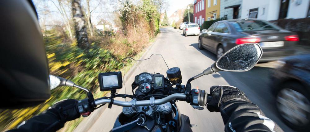 Ein Motorrad-Fahrer fährt auf einer Straße in Berlin.