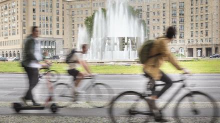 Radfahrer gegen Berufspendler ausspielen.