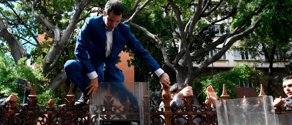 Venezuelas Parlamentspräsident Guaidó versucht in das Gebäude der Nationalversammlung in Caracas zu gelangen. Ihm wurde der Zutritt verweigert.