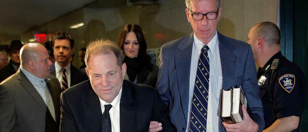 Weinstein soll besser ein Buch lesen, als im Gerichtssaal sein Handy zu benutzen, hatte der Richter gesagt.