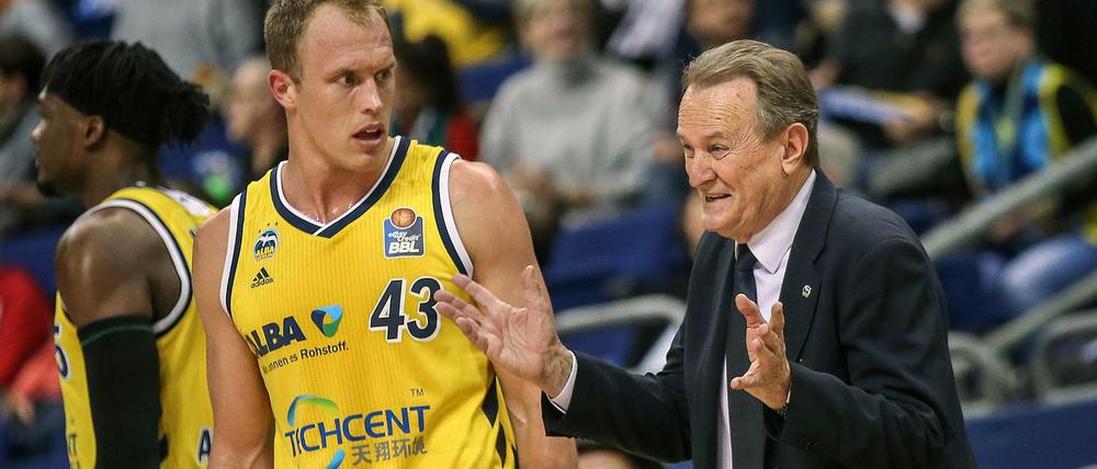 Erklärungsbedarf: Luke Sikma (links) und Coach Aito Garcia Reneses haben einiges zu besprechen.