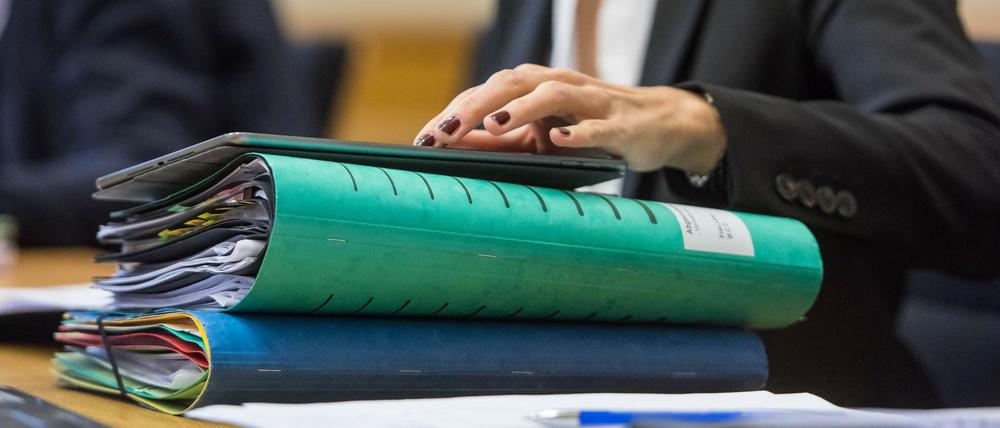 Mitarbeiterin des Amri-Untersuchungssauschuss mit Akten.