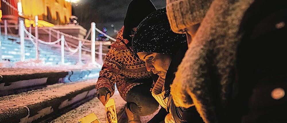 Menschen nehmen im kanadischen Edmonton an einer Mahnwache für die Opfer des Flugzeugabsturzes teil.