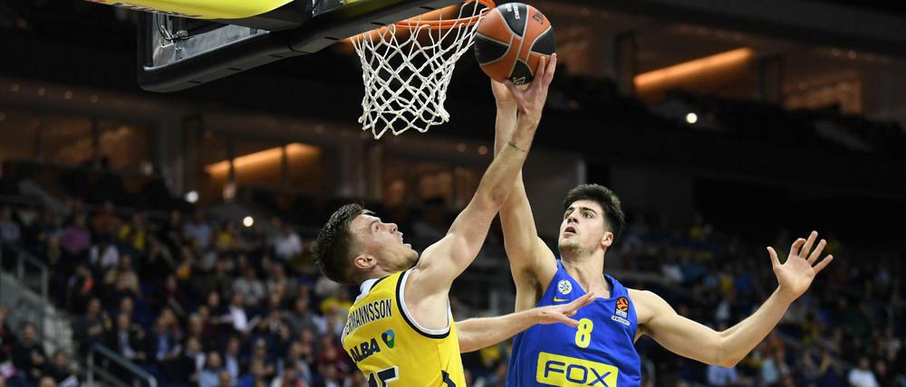 Mit Zug zum Korb. Alba-Spielmacher Martin Hermannsson im Duell mit Maccabi-Spieler Deni Avdija.