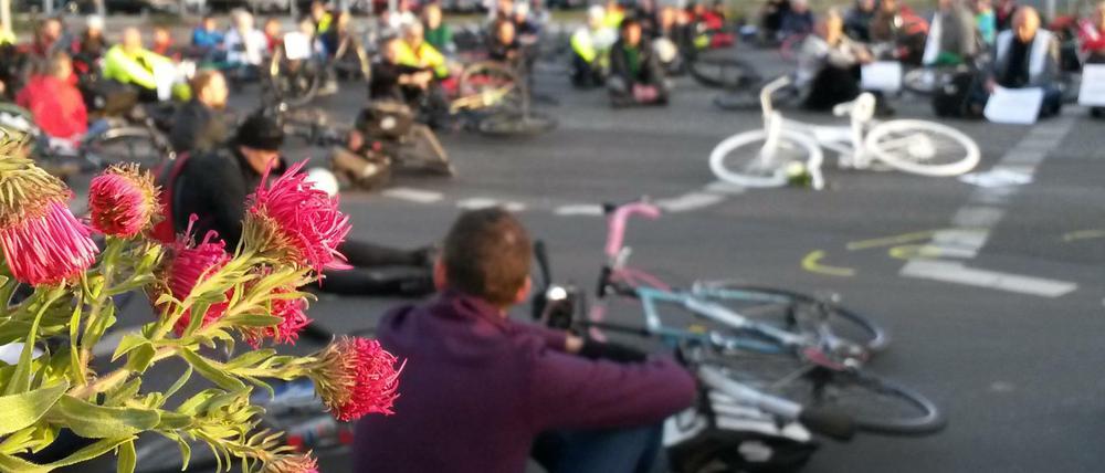 Mahnwache für einen toten Radfahrer, der bei einem Verkehrsunfall mit einem BSR-LKW in Berlin-Adlershof am Eisenhutweg Ecke Hermann-Dorner-Allee am 7. Oktober 2018 tödlich verletzt wurde.