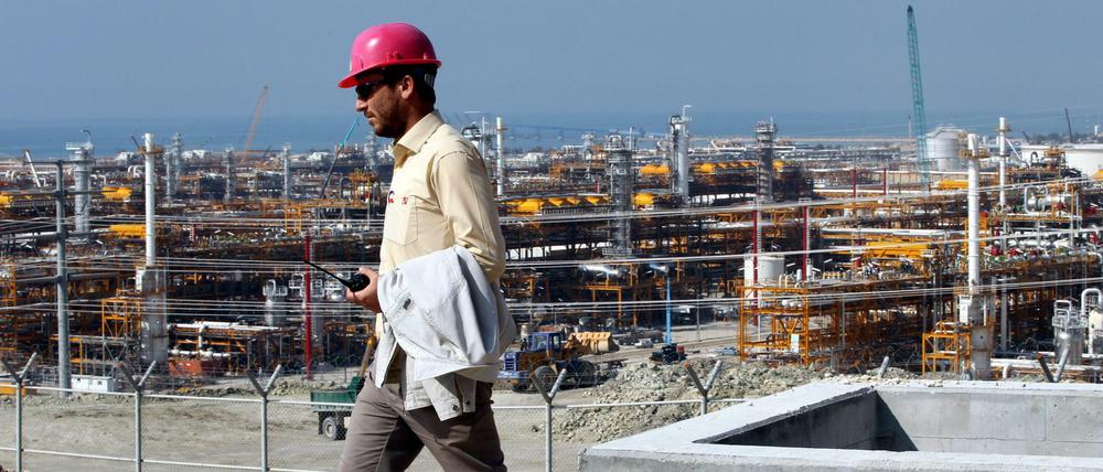 Ein Arbeiter läuft durch das Gasfeld nahe der iranischen Stadt Kangan.