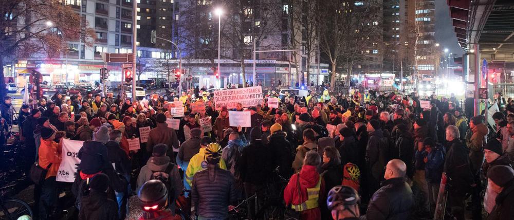 Bei einer Mahnwache wird an die am Kottbusser Tor verstorbene Radfahrerin erinnert.
