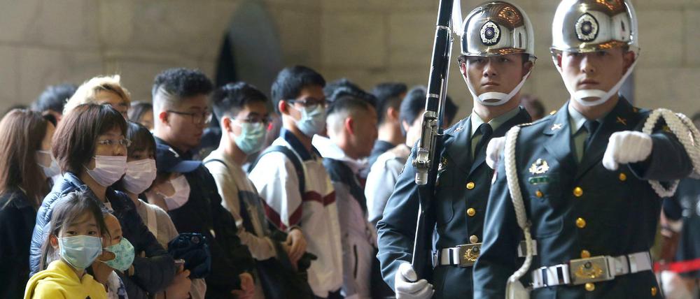 Besucher der Chiang Kai-shek-Gedenkhalle in Taipei, Taiwan.