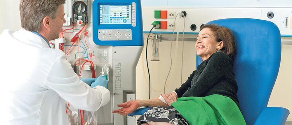 Welche Kraft hat es gebraucht, Szenen wie diese zu spielen? Als Hannelore Elsner die schwer krebskranke Rose Just verkörperte – im Bild mit Marcus Mittermeier als Dr. Feiffer – , hatte sie selbst nur noch wenige Tage zu leben.