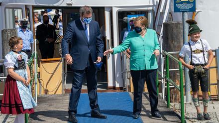 Markus Söder (CSU), Ministerpräsident von Bayern, empfängt an der Schiffsanlegestelle Prien Bundeskanzlerin Angela Merkel (CDU), um anschließend mit einem Schiff der Chiemsee-Schifffahrt auf die Insel Herrenchiemsee überzusetzen. Auf Herrenchiemsee findet in Beisein der Kanzlerin die bayerische Kabinettssitzung in der Spiegelgalerie des Neuen Schlosses statt.