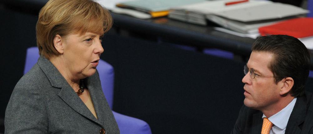 Bundeskanzlerin Angela Merkel (CDU) und Verteidigungsminister Karl-Theodor zu Guttenberg (CSU).