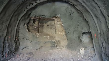 Am Ende einer mit Mörtel verputzen Tunnelröhre ist eine in Stein gehauener Treppe zu sehen, die in ein Ritualbad führte.