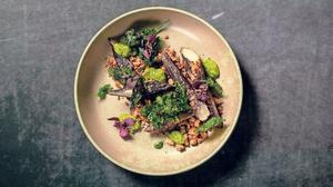 Gemüseküche vom Feinsten: gebratene Schwarzwurzeln mit Pumpernickel und Grünkohl