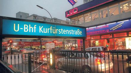 Legendär. Der U-Bahnhof Kurfürstenstraße, an der Grenze von Tiergarten und Schöneberg, bietet viel Anlass für Geschichten.